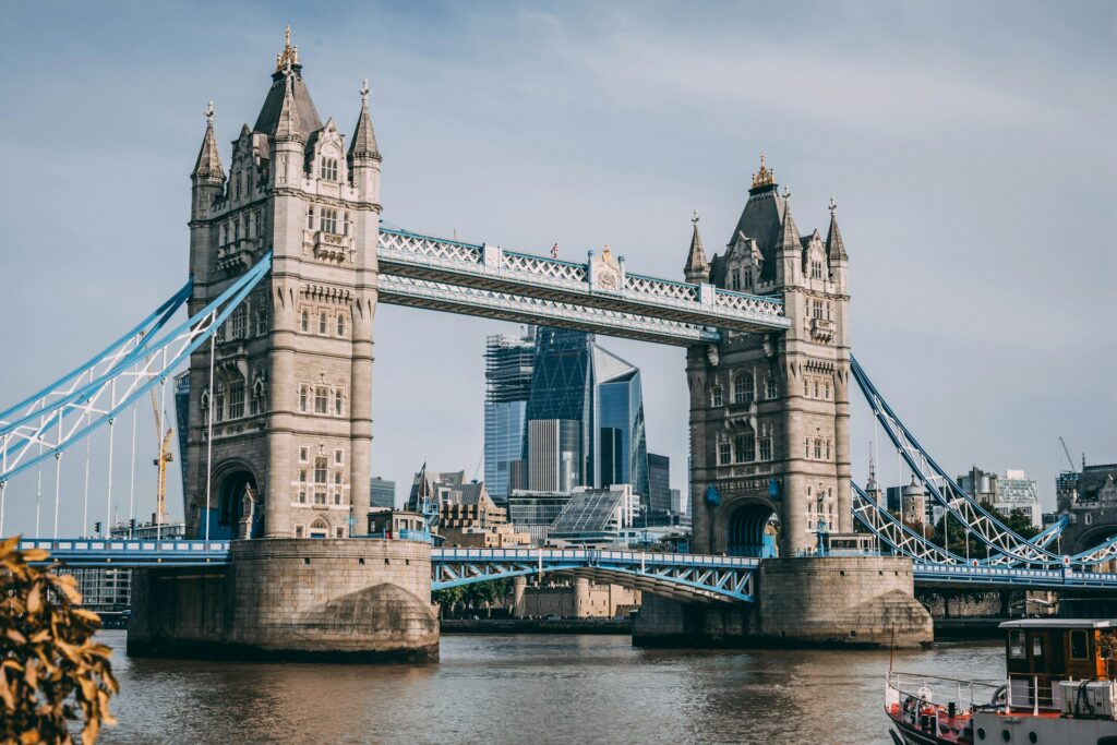 London Travel Guide (Budget + 3-Day Itinerary + Tips) | TravelAxis London Travel Guide (Budget + 3-Day Itinerary + Tips)